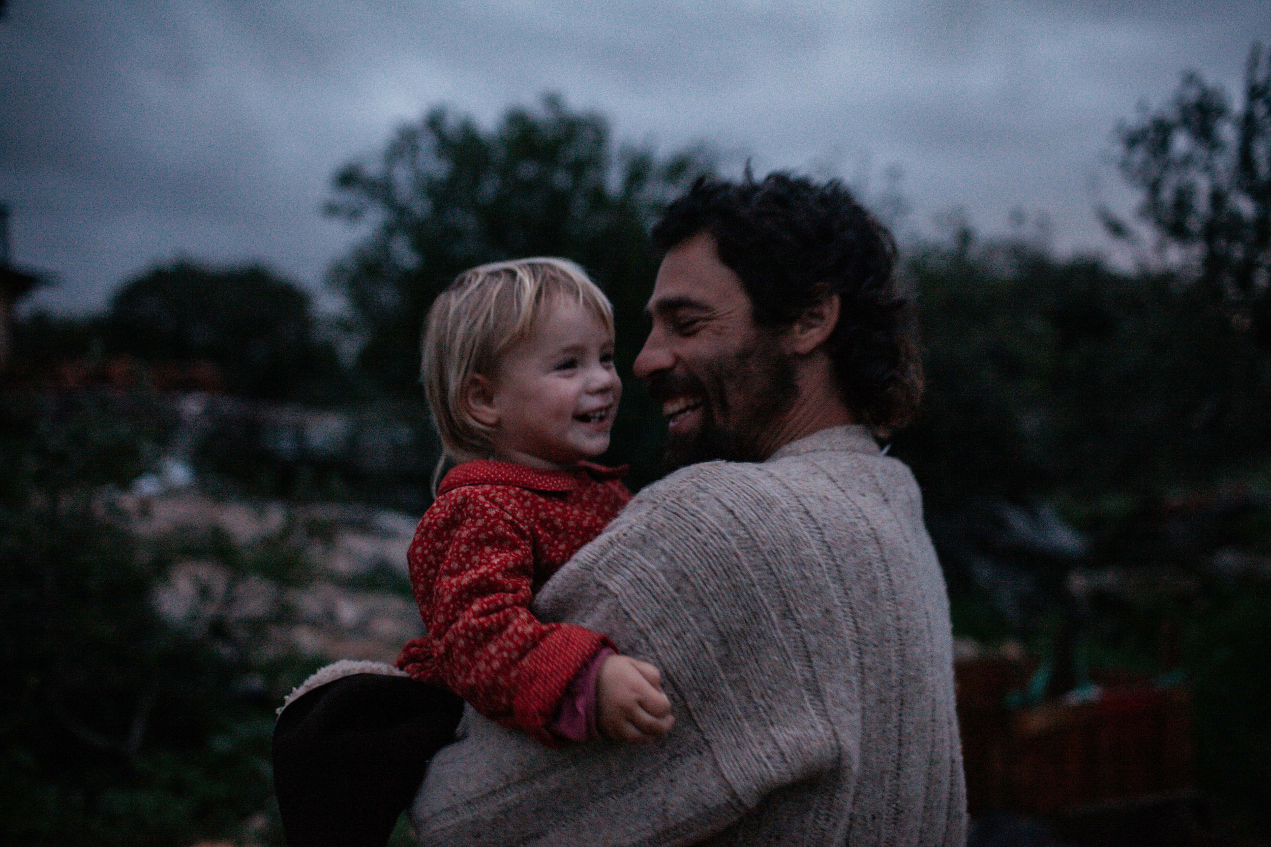 Before she went to bed Amnon goes out with Malmalo to enjoy the rain and the last hour light of the day