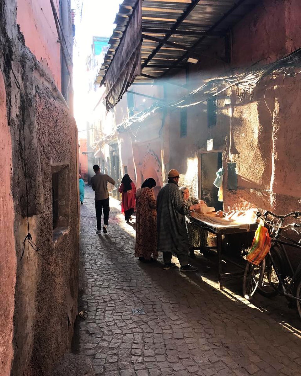 Queue at bread makers window, Marrakech

#barnabyandroseinmarrakech #marrakech #morocco #marrakechenglishbookfestival #northafrica #barnabyandroseinmorocco #barnabyrogerson #barnabyontravel #thoughtsontravel #traveljournal #elandbooks #elandclassics 