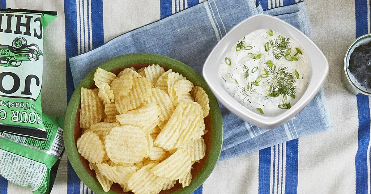 The holidays are near and that only means one thing: PARTIES. More parties! If you’re hosting one (or more) soon and making your party guests happy is your ultimate goal, then there’s one thing you shouldn’t miss: the munchies! That doesn’t just refer to the finger food but the dips as well. It just isn’t the same without the dips served and presented nicely in those cute little dipping bowls . So to keep your party guests busy and happy, make sure you follow these easy recipes of the best party dips of the season: