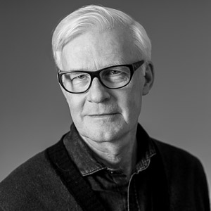 Jan de Neergaard - scenografur Føddur í Danmark 1954. Í 1973 var hann útbúgvin byggitekninkari. Seinni læs hann grafik og design á Designskúlanum í Keypmannahavn og fekk prógv í 1980. Síðani hevur hann arbeitt við at skapa pall- og rúmmyndir bæði í sjónvarpi, í bygningum og havum og í sjónleiki. Hetta er fyrstu ferð, at Jan de Neergaard skapar pallmynd til leik í Føroyum. 