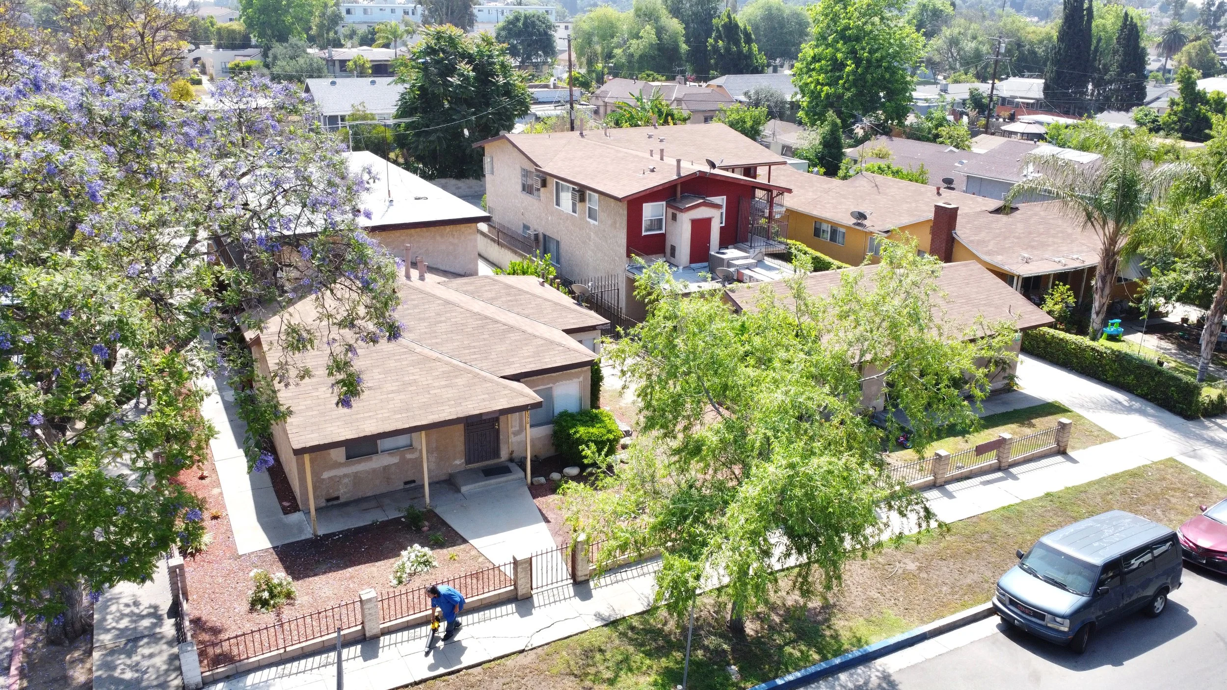 Birds eye view of townhouses with fencing .