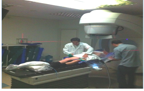 Tratamento - Verificação prévia de cada aplicação pelo dosimetrista, físico e radiooncologista através de caixa localizadora e imagens de reconstruçãTratamento - Verificação prévia de cada aplicação pelo dosimetrista, físico e radiooncologista através de caixa localizadora e imagens de reconstrução digital, imagens portal eletrönicas e fiduciaiso digital, imagens portal eletrönicas e fiduciais