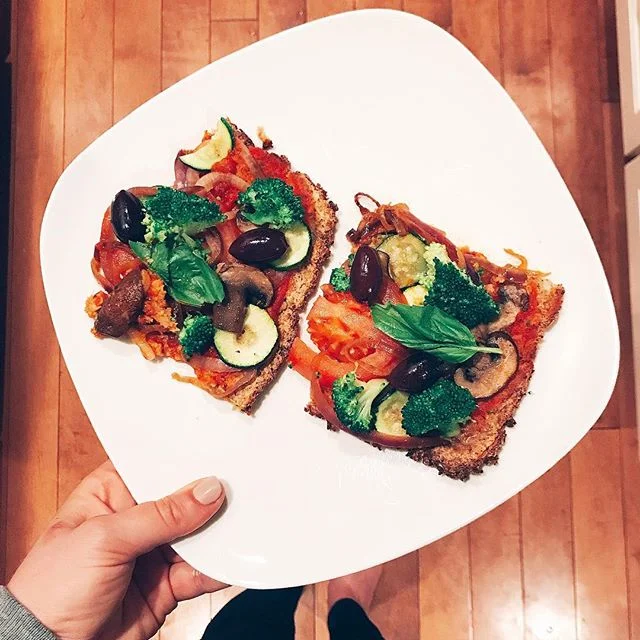 Plant-based never looked so good..thanks to this homemade cauliflower crust pizza. 🍅🍕🥗