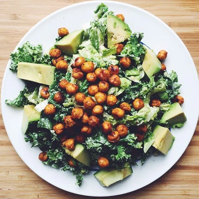 This vegan Caesar salad with crispy chickpea ‘croutons’ is one of my favorite things to make! 🥗 I could eat this every day! 💥Tip 101: changing the way you eat and nourish your body is not about giving up your favorite foods, it’s about getting creative and finding healthier alternatives. ⚡️I used an @ohsheglows recipe.