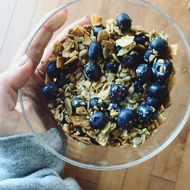 Loving this snack right now! Made with: 🥥 @coyo_is_coconuts yogurt (full of healthy fats and probiotics).🍇Blueberries (low glycemic, and full of antioxidants- remember to buy organic 😉). 🍁Paleo maple rawnola (made out of pumpkin and sunflower seeds, coconut flakes, nuts and cinnamon and maple syrup). 💥
