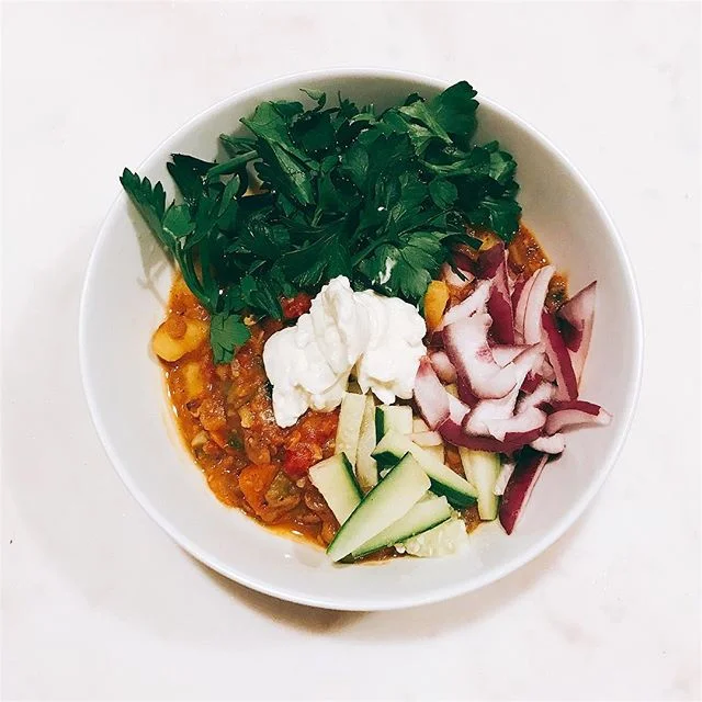 🍛This Indian vegetable curry was inspired by a @lonijane recipes. 🥗When I make a curry i really add ingredients according to taste and feel out what I think is needed...I guess you could call this intuitive cooking or soul food. 😉 And of course had to add in all the colors and fixings on top 👌🏼