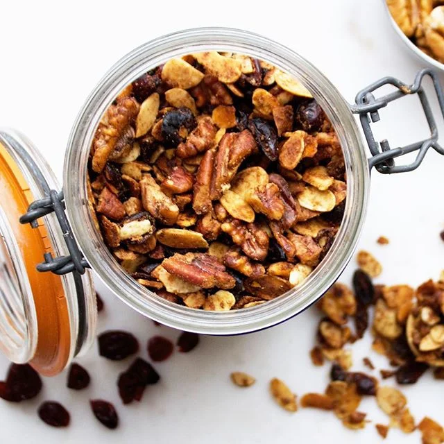 🍞I’ve been avoiding grains for a while now. 🍚Why? Because I notice they make me breakout..some people can’t live without certain foods, while others react differently. 🌰This grain-free granola is a mixture of nuts, coconut flakes, maple syrup, cinnamon, and dried cranberries. 🍓That’s the beauty about nutrition, you have creative freedom to decide what whole foods you want to use to nourish YOUR body. 🥒If you decide to take out certain foods from your diet, don’t worry, there are tons of healthy and flavorful alternatives out there!