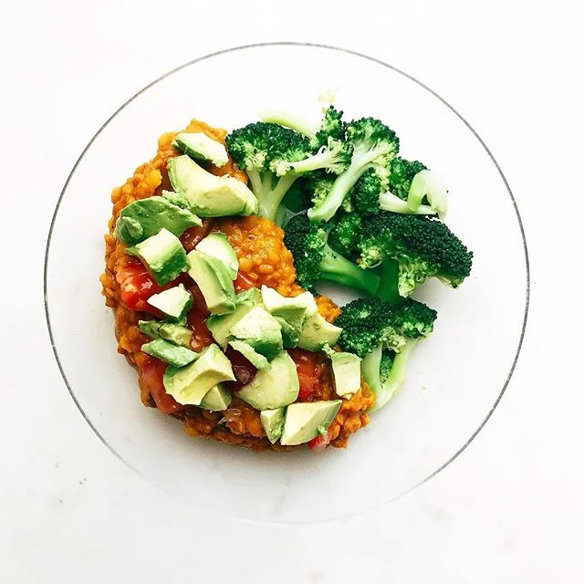 🍛 @lonijane’s vegan creamy Dahl recipe with a side of broccoli, avocado and fresh tomato. 🥦 I always like to have a plate full of greens, plant-based protein, and healthy fats. ✔️ All three were definitely checked off the list.