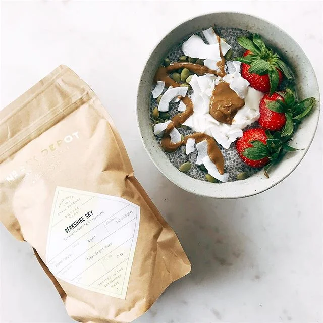 🍓Breakfast #foodporn and nourishment. ☕️Freshly ground coffee and my power chia bowl with sooo many good toppings! 🏃🏻‍♀️My morning routine is to have my vitamins, and probiotics first thing in the morning with lemon water or just water ➡️ a bulletproof coffee ➡️ workout ➡️ then eat my chia seed power bowl post workout, which is packed with protein for muscle recovery. 🍧 You can find this recipe up on my website!