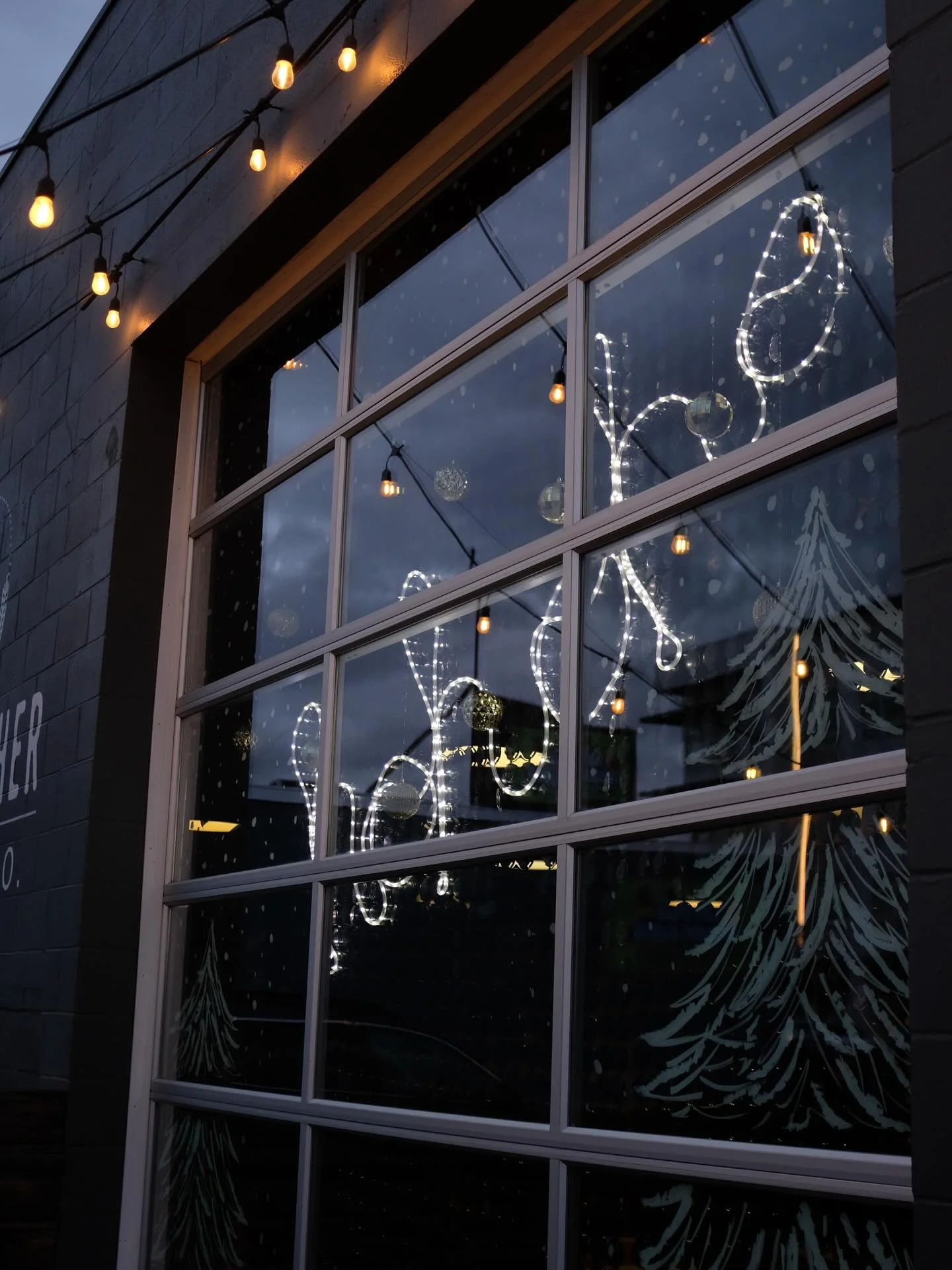 There is ONE week left to vote for your favorite Window on M. Monroe &amp; we&rsquo;d love yours! 

Grab a ballot at any participating business. Full list at merrymonroe.com

Than turn in your vote for a chance to win one of 18 $25 gift cards!
.
#mee