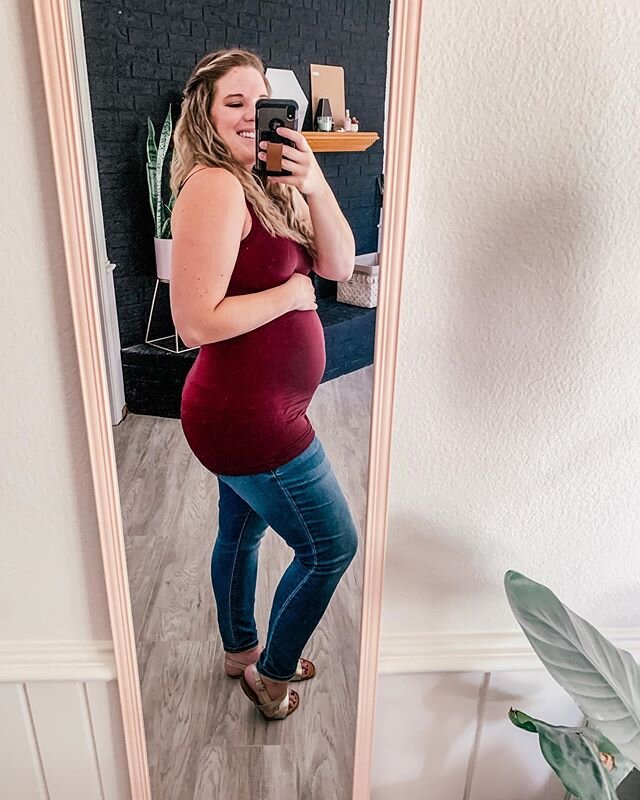 23 weeks🤘🏼 Got this shirt at Ross for $4.50. Its maternity one-size-fits-all, which means it can stretch till the cows come home.👀 Brb, going to buy this every color✌🏼