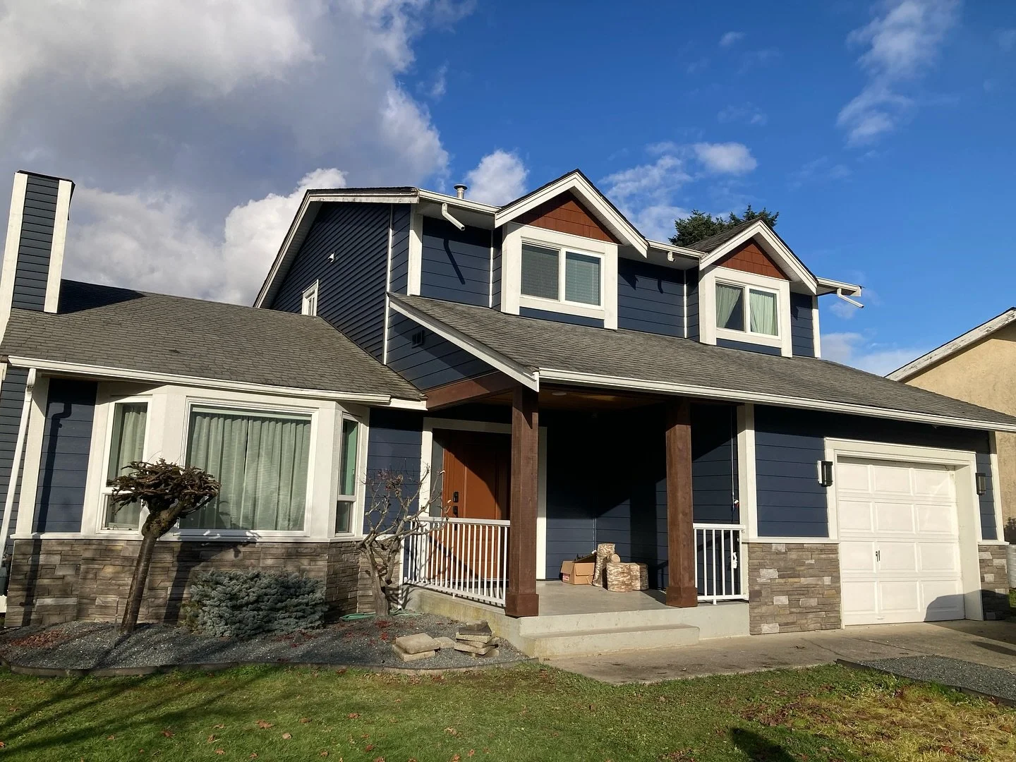 What a great before and after comparison with this project! Our crew did a fantastic job giving this home a serious facelift. We installed @jameshardie on the front of the house and covered the old stucco with matching vinyl around the rest of the ho