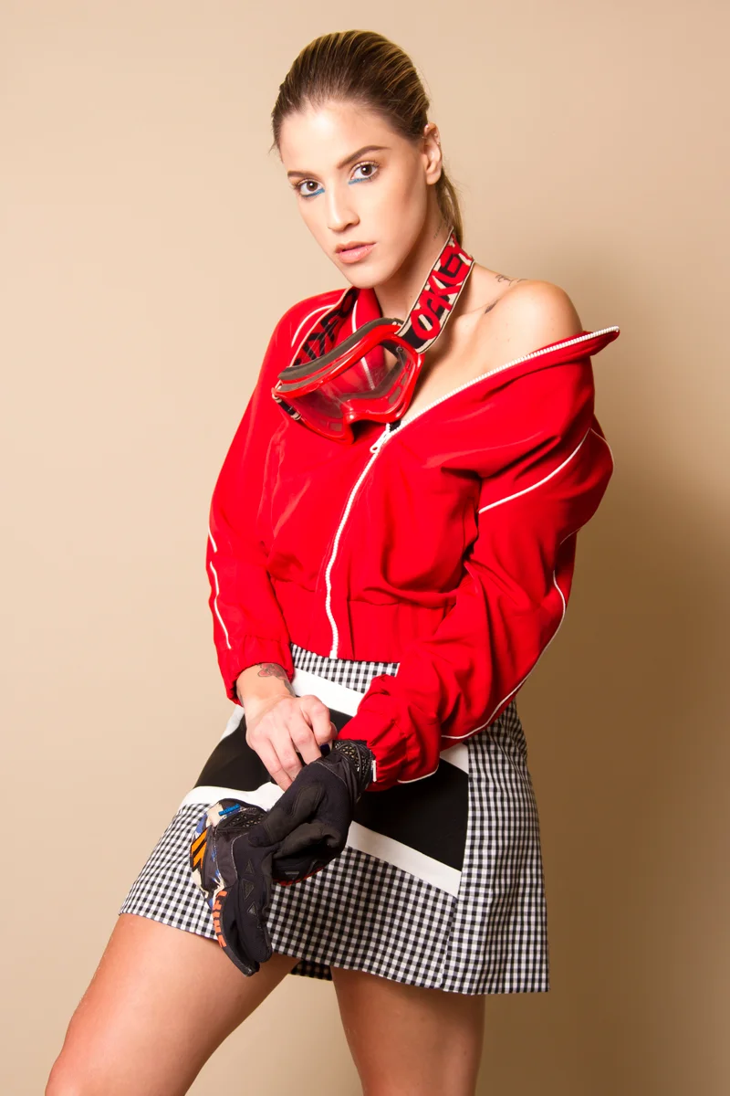 Falda, Bomber Jacket Stradivarius, Goggles Oakley, Guantes Fox