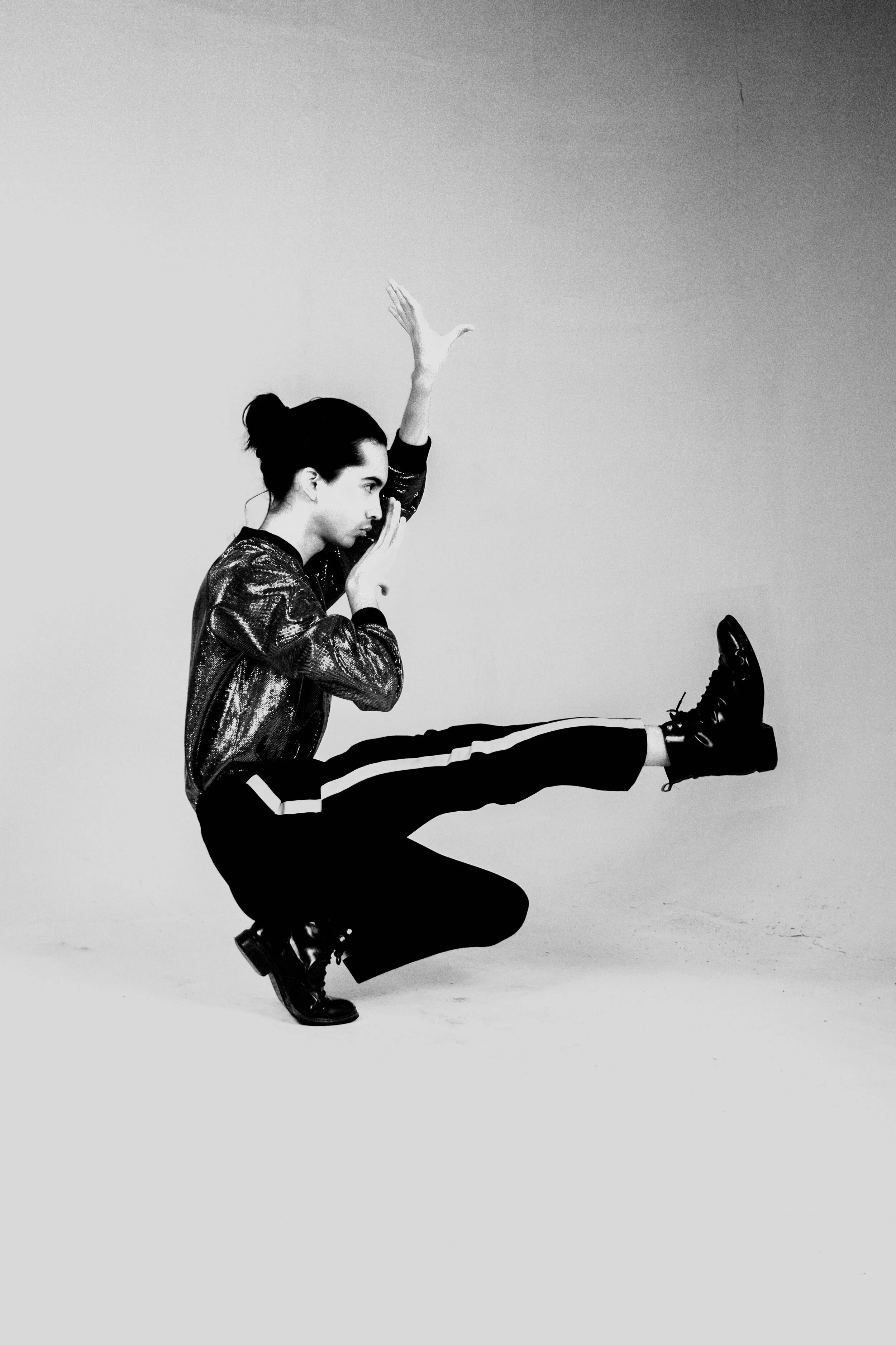 El “Ballroom” es un espacio seguro donde las personas pueden expresarse libremente. Un lugar donde la comunidad LGBTQ+ no se enfrenta a violencia y discriminación del mundo exterior. En los 1960 la comunidad “queer” de la década inicio a organizar l…