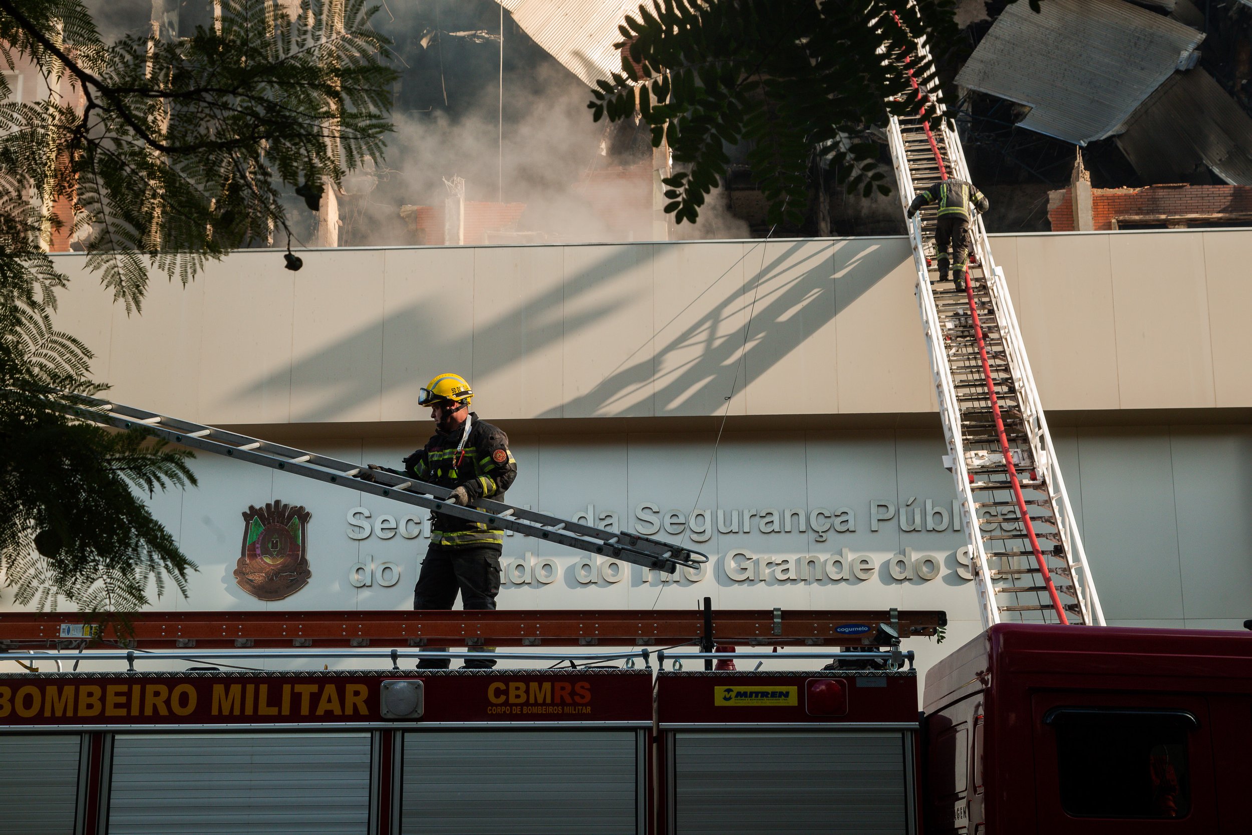 corpo-de-bombeiros-militar-cbmrs-segue-trabalho-no-prdio-sede-da-secretaria-da-segurana-pblica-ssp-aps-incndio_51315779286_o.jpg