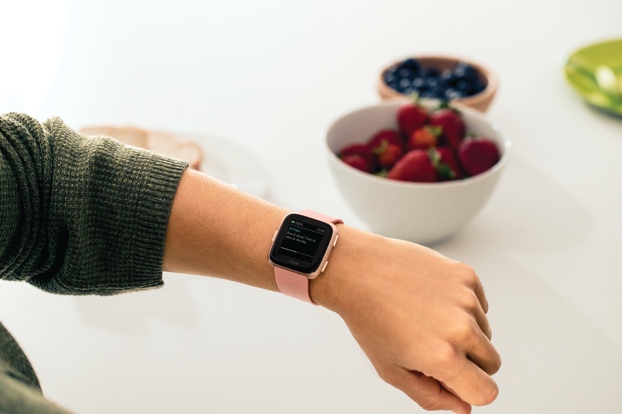Versa_Lifestyle_Core_Peach_Breakfast_FitbitHomeChatter_1782.png
