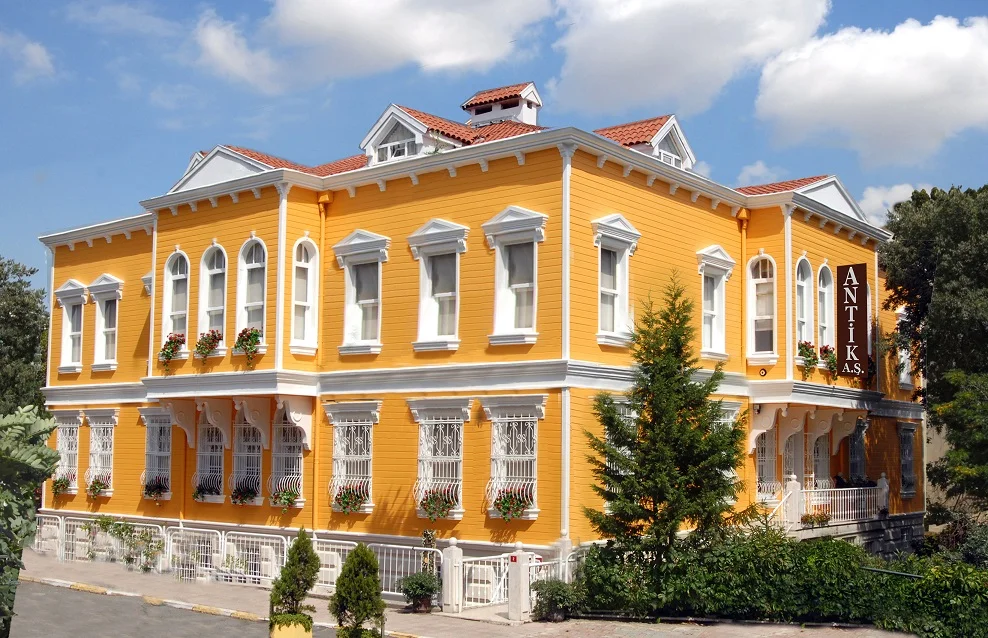 » Neden Antik A.Ş. Antik A.Ş. ülkemizde 35 yılı aşkın süredir düzenli müzayedeler düzenleyen tek şirkettir. Koleksiyoncuların duyduğu güven ve yılların verdiği tecrübe ile alanında lider kuruluş Antik A.Ş. müzayedeleri şeffaf ve herkese açıktır. Antik A.Ş. müzayedeleri Kültür Bakanlığı Denetiminde Türkiye Müzeler Müdürlüğü'nün kontrolünde yapılmaktadır. Eserleriniz sigortalı olarak teslim alınır. Eğer bir eser müzayedeye girer ve satılmaz ise eser sahibi hiçbir ücret ödemeden eserini geri alır. Müzayede satışları noter tarafından onaylanmaktadır. Kataloglama, sergileme ve eser tanıtımı Antik A.Ş. farkını yansıtan standartlarda gerçekleştirilir.