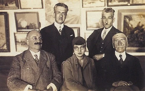 İlk kadın heykeltraşlarımızdan Rezan Hanım Halil Paşa, Şevket Dağ, Hikmet Onat ve Feyhaman Duran arasında. 