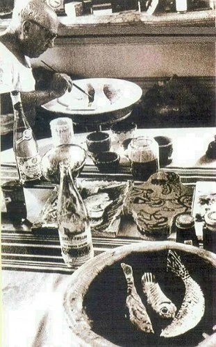 Picasso balıklı tabağa çalışırken