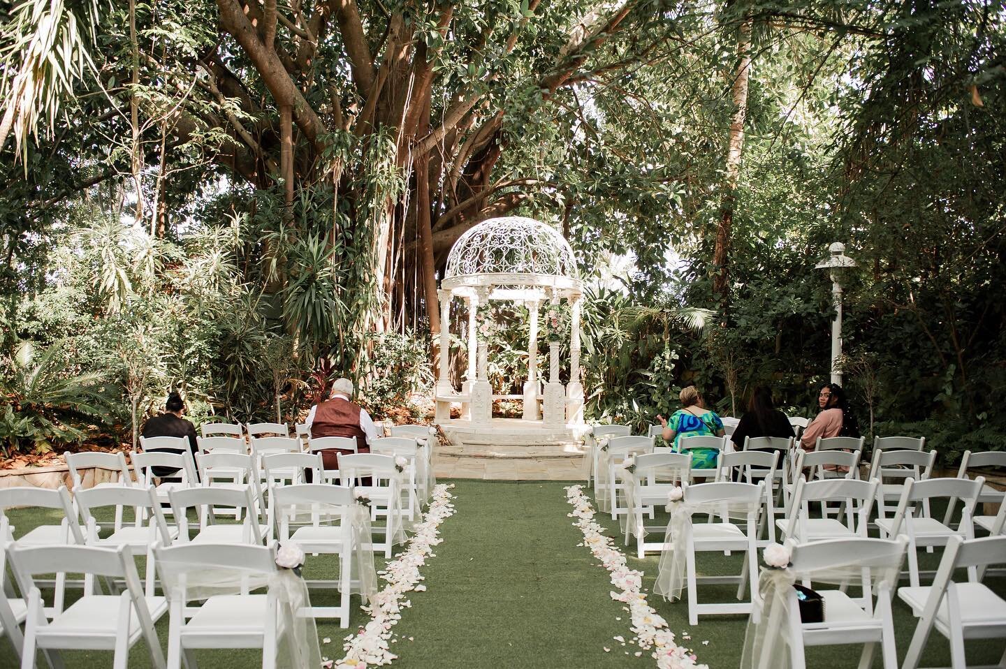 How stunning does our ceremony garden look 😍

Captured by one of our amazing pop up wedding photographers Yena from @sugarblushphoto 🌸
.
.
.
#brisbaneweddings #brisbaneweddingvenue #brisbaneweddingplanning #brisbanevenues #brisbanegardenvenue #gard