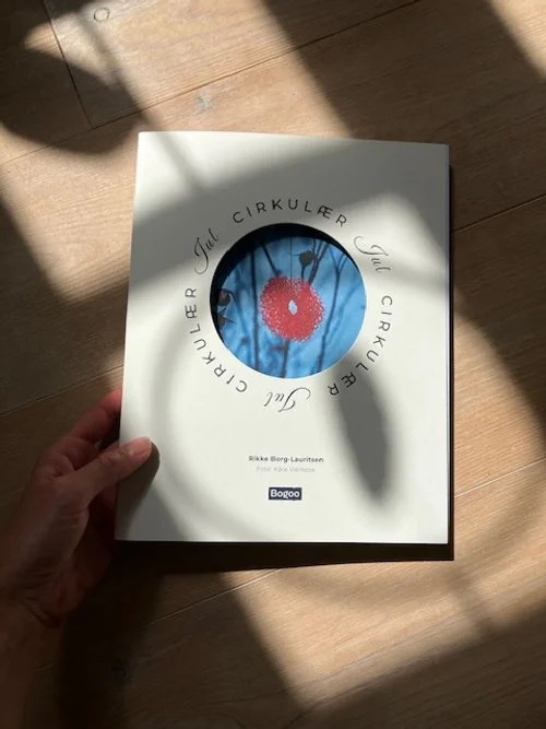 CIRKULÆR JUL_hånd solstråle.jpg
