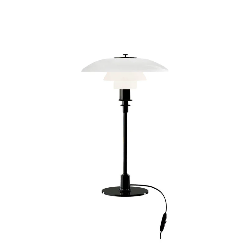 Louis Poulsen sin bordlampe PH 2/3 med svart stett har stått på ønskelisten min en stund. Den ser jeg på som luksus... den må nok stå på ønskelisten en stund til. www.louispoulsen.com