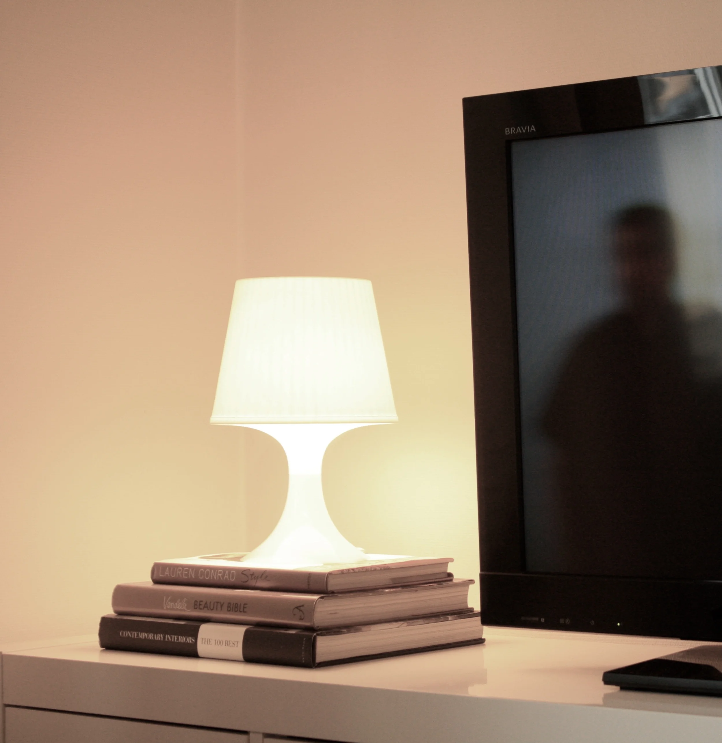 Store gjenstander eller stilleben ved siden av tv'en, demper den store skjermflaten.