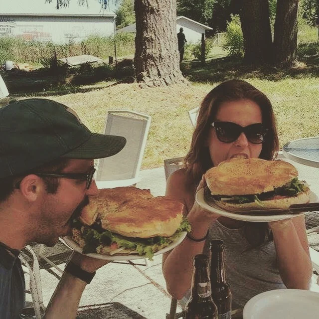 Vi stoppet på veien for å kjøpe en, ikke mindre enn, 400g burger...
