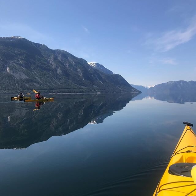 Det er nesten slik at ein m&aring; klypa seg i armen 🤩 // This is so beautiful that it is almost too much 🤩😅 #visitardal #&aring;rdal #visitsognefjord #kayaking #kajakk #padling #paddling #padletur #sognefjorden #fjordlife #fjordlivet #sj&oslash;l