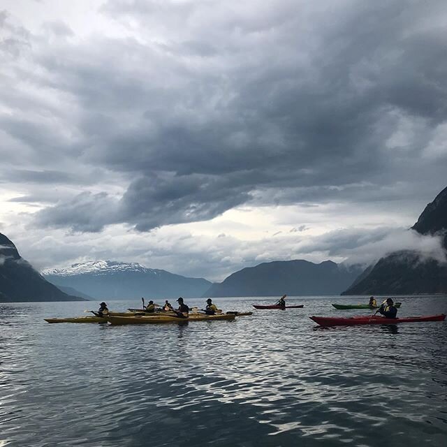 Oh how we love changes of weather and a welcoming fjord 🤗💦👌 #grunnkurshav #padletur #padlekurs #sognefjorden #&aring;rdal #visitardal #visitsognefjord #visitnorway #fjordnorge #opplevno #norgesferie #ferieinorge #kayaking #kayakinginnorway #kayaki