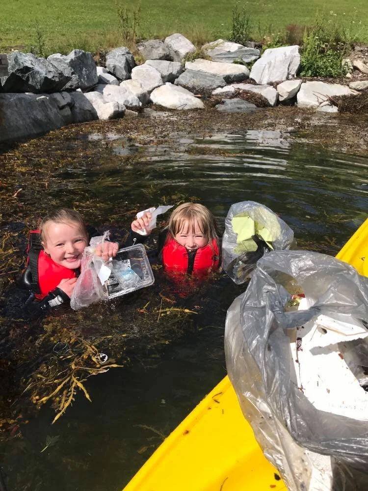 Julie &amp; Astrid i aksjon ved stranda i Seimsdalen.