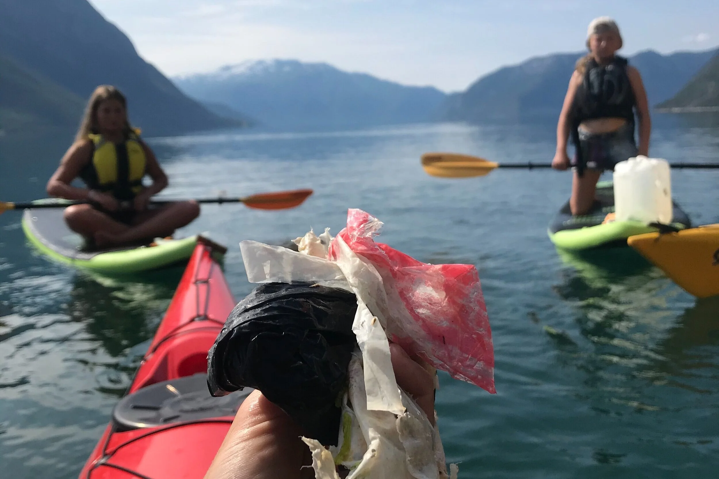 Kajakkskulen sin plastpratulje i aksjon på Årdalsfjorden.