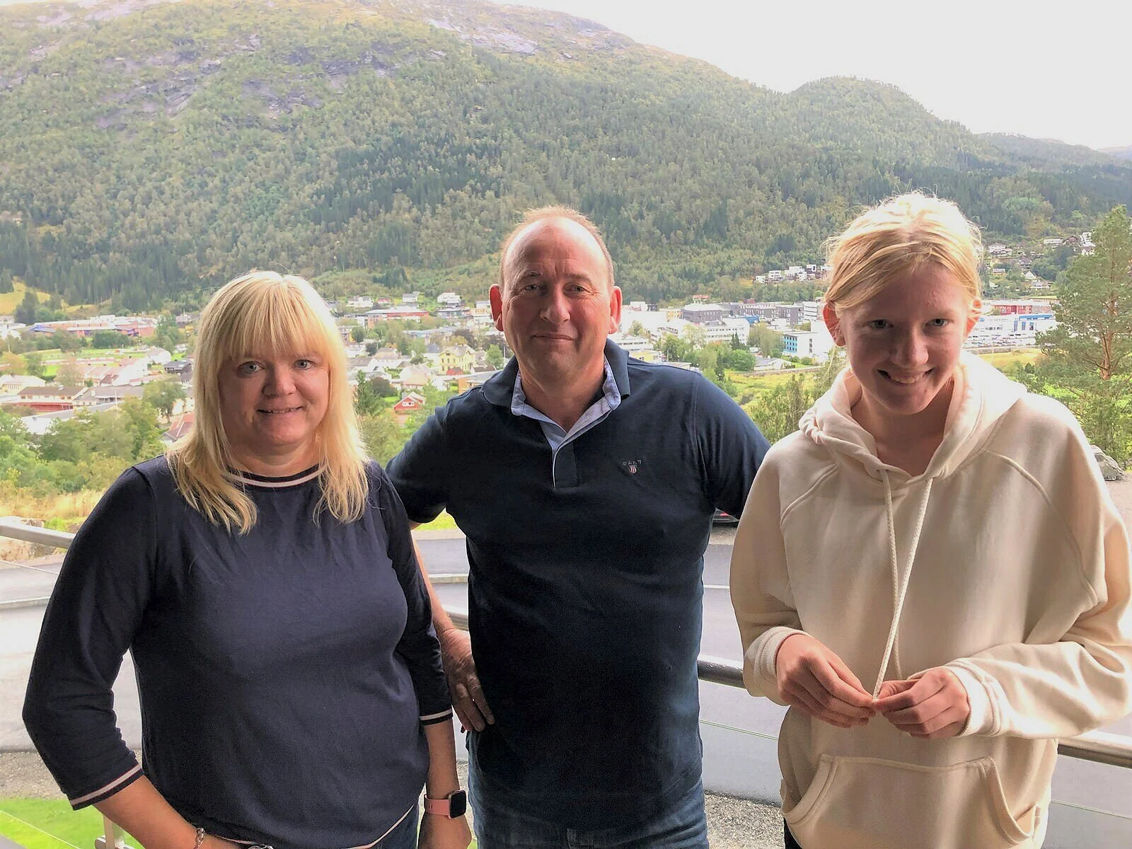 PANORAMAUTSIKT: Det fantastiske utsikta på Falkenstein vart utslagsgjevande for Monica Borsholm Hyllestad og Roy Hyllestad då dei var på husjakt i Førde. Amalie (16) er også fornøgd med valet.