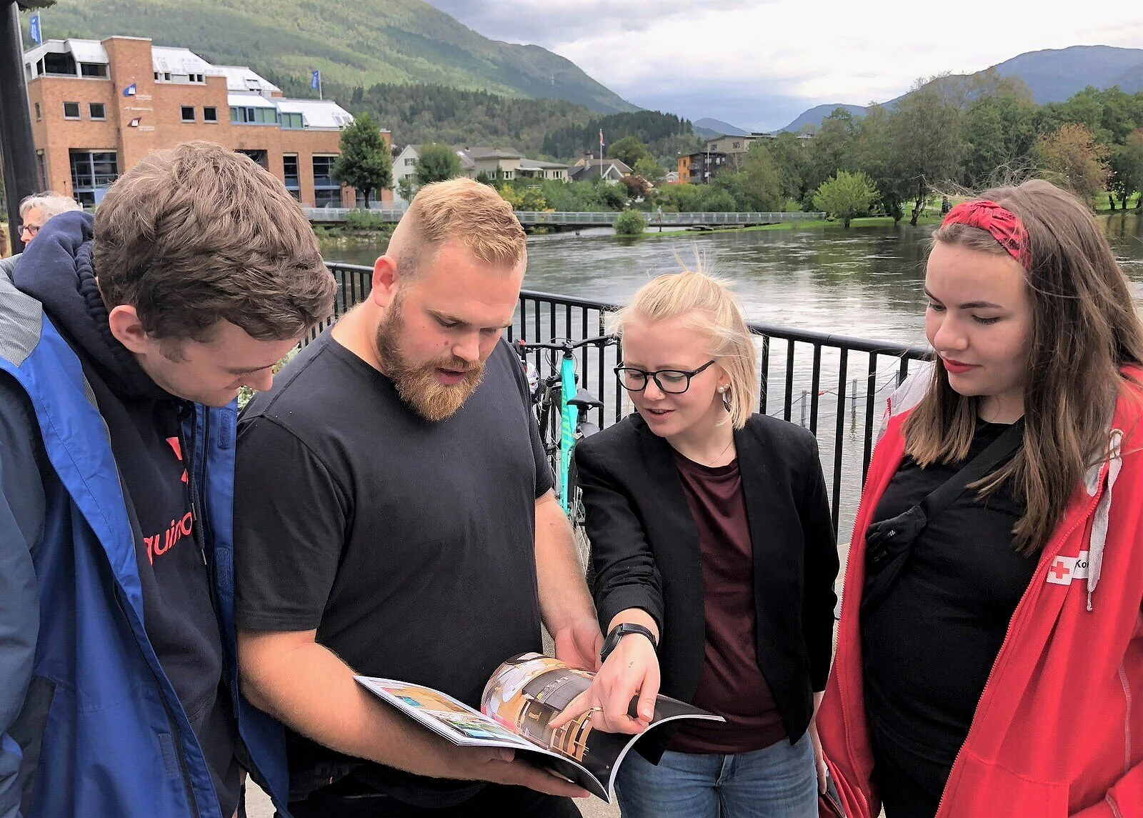 LIKAR DET DEI SER: Vennegjengen Jon Atle Rise (t.v), Jostein Vedvik, Tiril Sæterlid og Dina Kristin Tjønneland finn mange tøffe kvalitetar ved Studio K43.