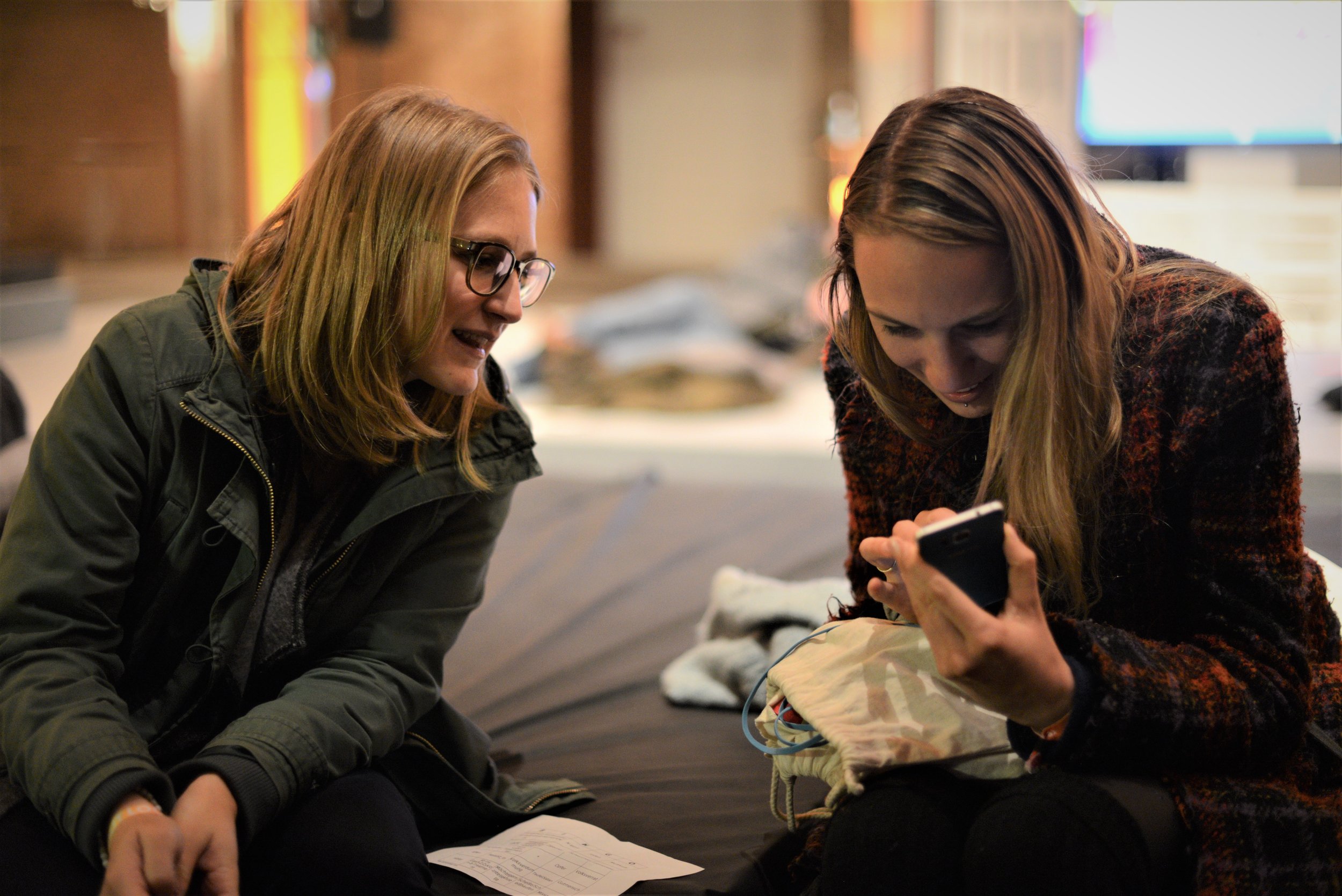  Nach wie vor hochspannend: Das Handy. Corina und Manuela jedenfalls sind fasziniert.  (Bild: Mario Fuchs)  