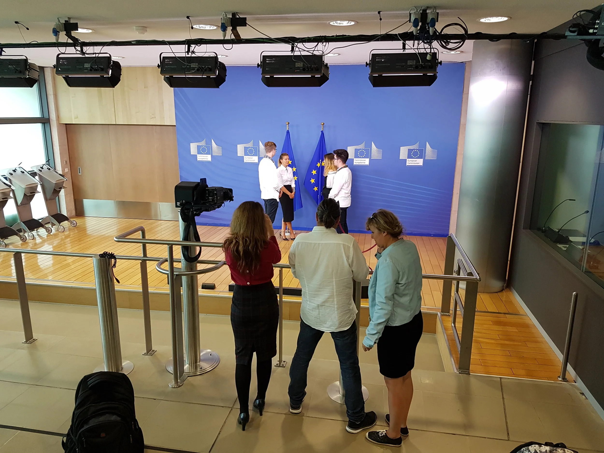 Schon mal gesehen? Hier küsst Jean-Claude Junker seine PartnerInnen bei wichtigen Trefffen.