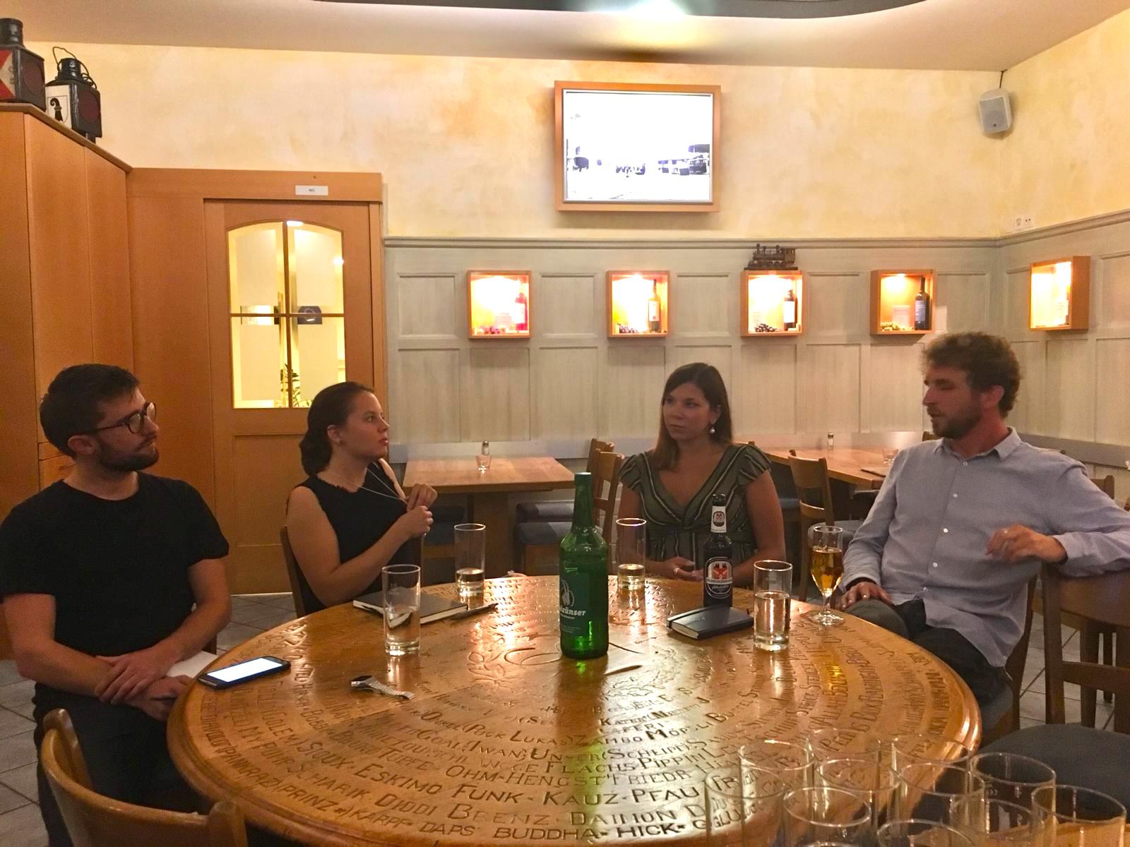 JJS-Mitglieder Daniel Faulhaber (links) und Martina Polek (2.v.l.) sprachen mit Céline Feller (2.v.r.) und Samuel Waldis (rechts).