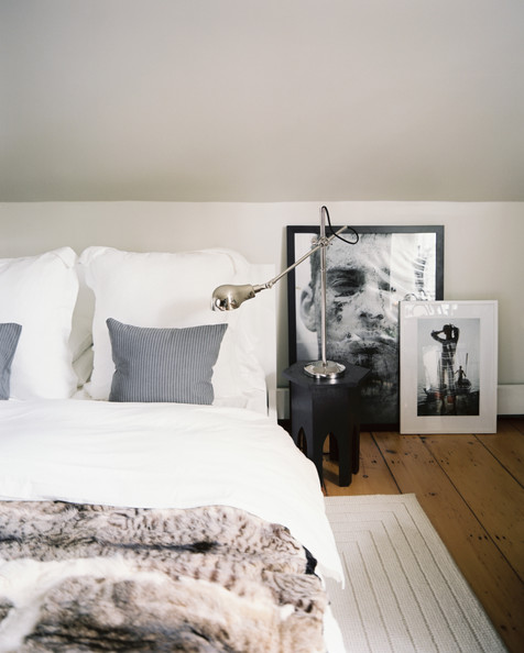 Faux fur throw, check, textured cushions, check, statement lamp, quirky side table, check, stunning artwork just hanging on the floor, check... Image source: Lonny Magazine 