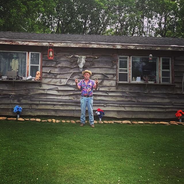 Neighbor Joey repping late-spring flair from a distance. #northcountryposh