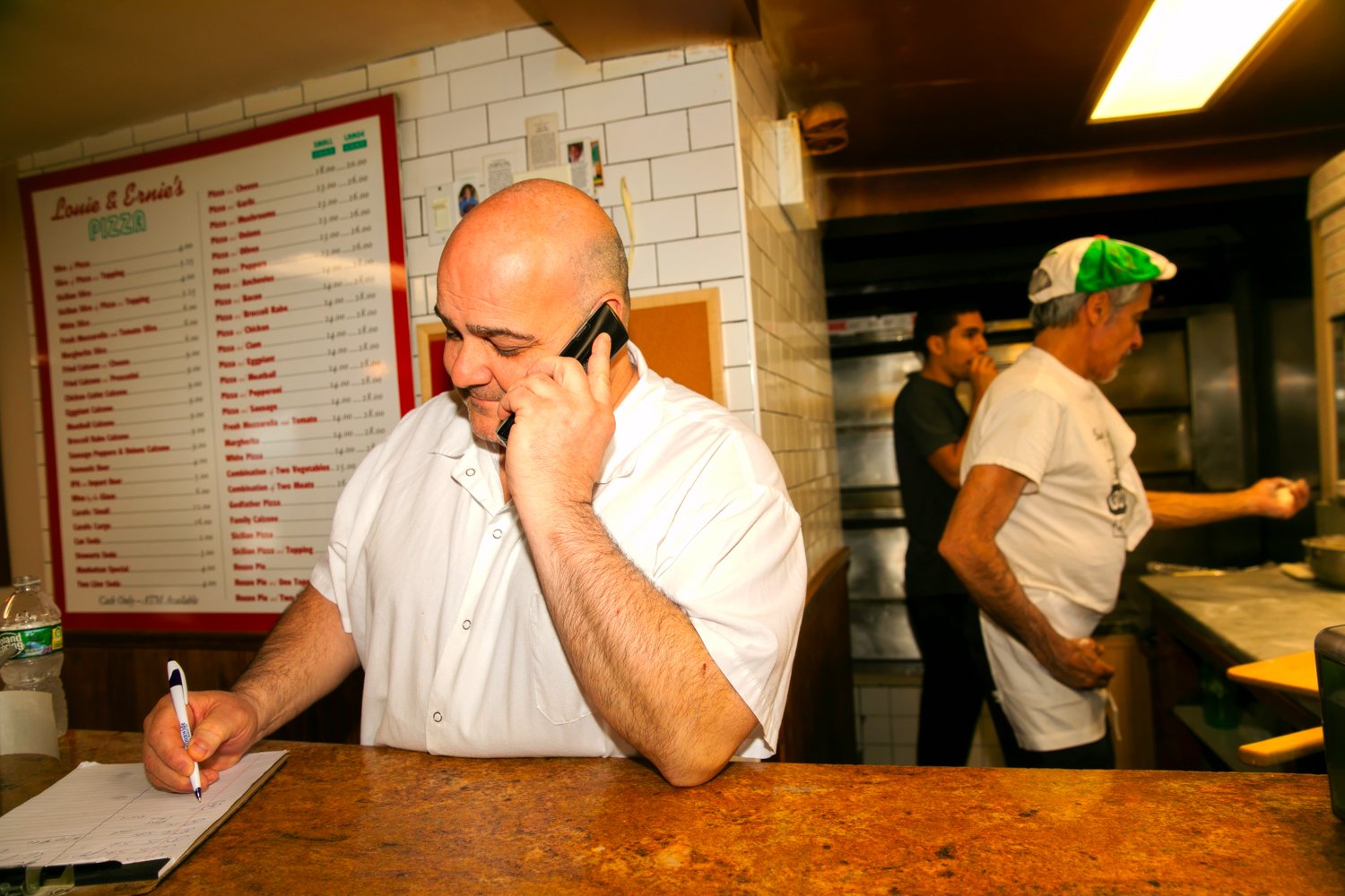 LeviMandel_WSJ_Pizza_LouieAndErnies_015_Web.jpg