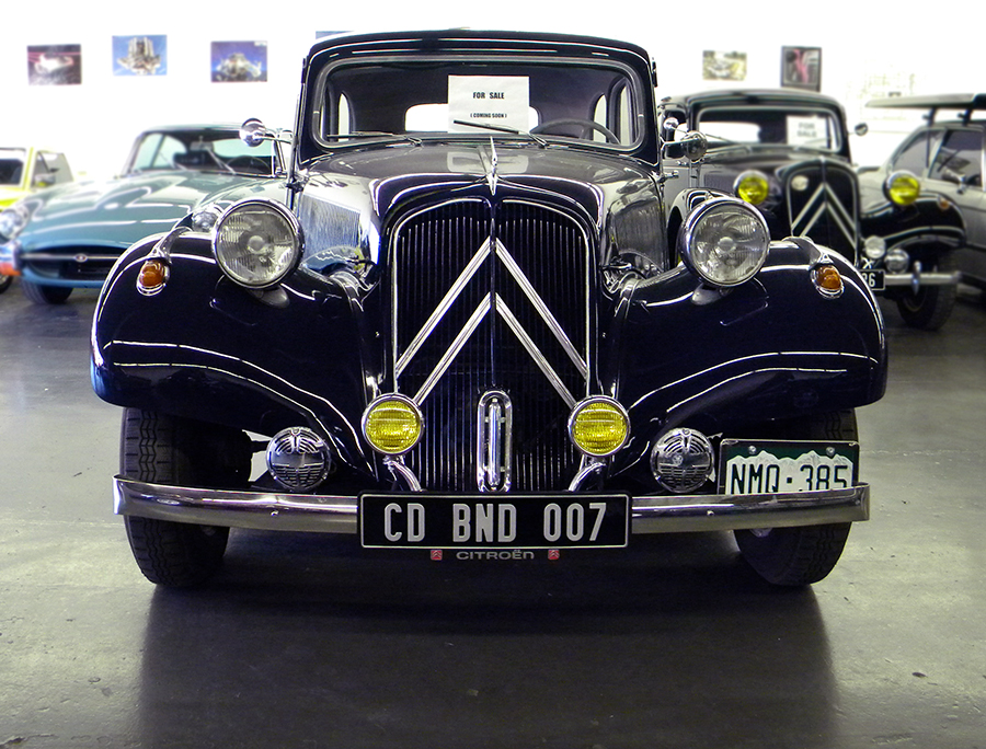 1956 Citroen Traction Avant front.jpg