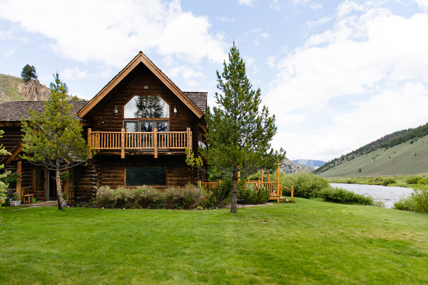 Lodge_Salmon_River_Stanley_Vacation_Rental-001.jpg