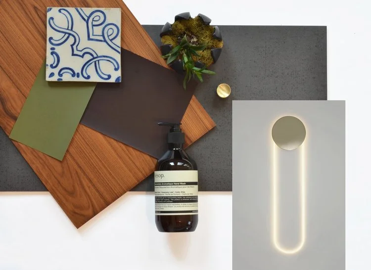 Vert (avocatier) 2144-10 et Bourgogne (wengé) AF-180 Benjamin Moore | Bois de rose par Cuisines Steam | Tuile (layers / warm03) Céragrès | Poignée Schoolhouse Electric | RA Murale d'Armes Luminaires crédit photo: Jean-Sébastien Sénécal | Tuile de la collection personnelle de Patrizia Giacomini | Savon à main Aesop.