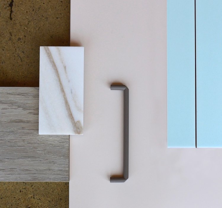 « Douces teintes » / « Soft hues » Laque rose Benjamin Moore | Chêne teint par Cuisines Steam | Tuile Céragrès | Poignée R ocheleau | Marbre Antolini