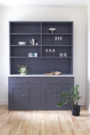 Blue_Kitchen_Classic_Hutch_Brass_Knob_White_Counter_cuisines-steam.jpg