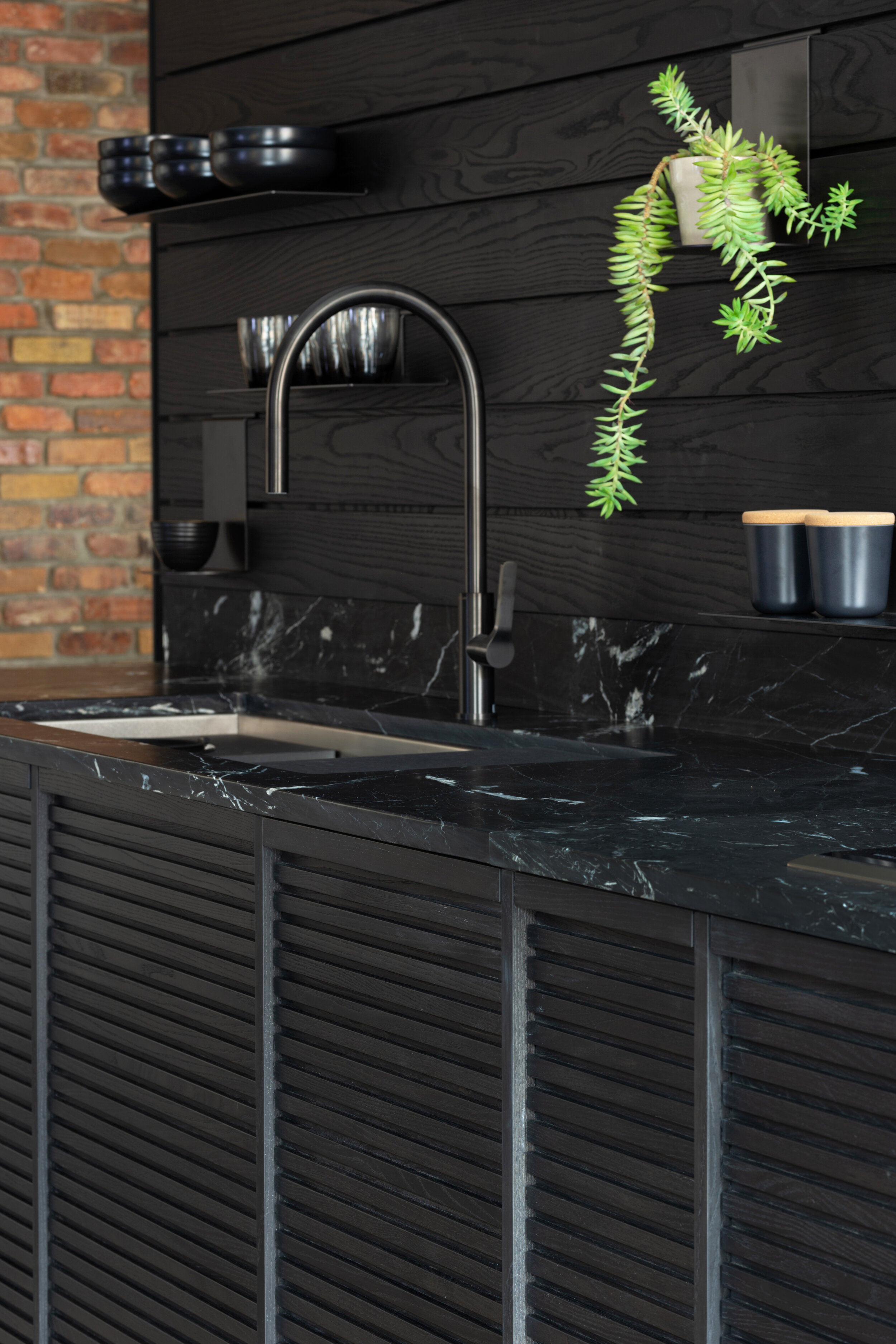 cuisines-steam-kitchen-cabinets-black-stained-oak-slats_03.jpg