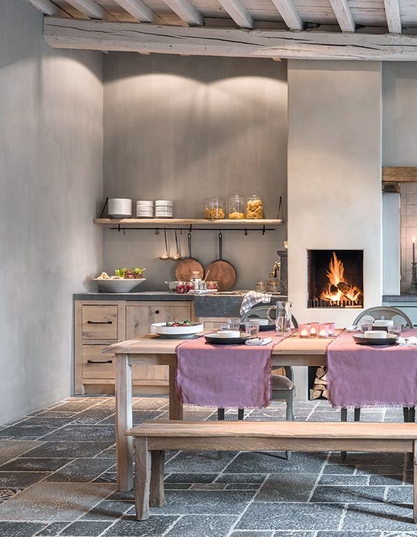  Fire space in a rustic kitchen 