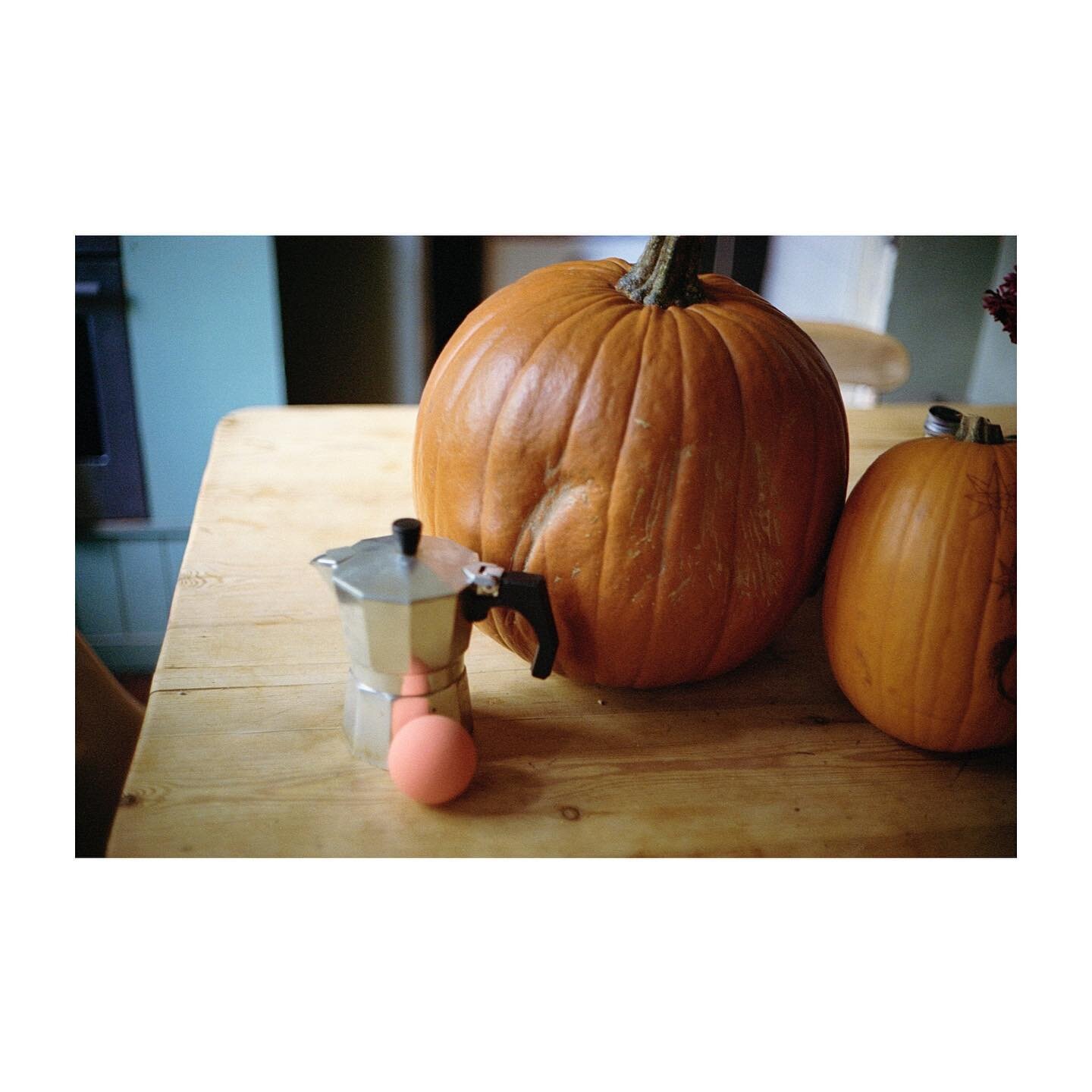 Autumn table 🍂 
London, 2022
.
.
.
#pumpkin #halloween #kitchentable #canonet #portra400 #filmisnotdead #kodak #35mm