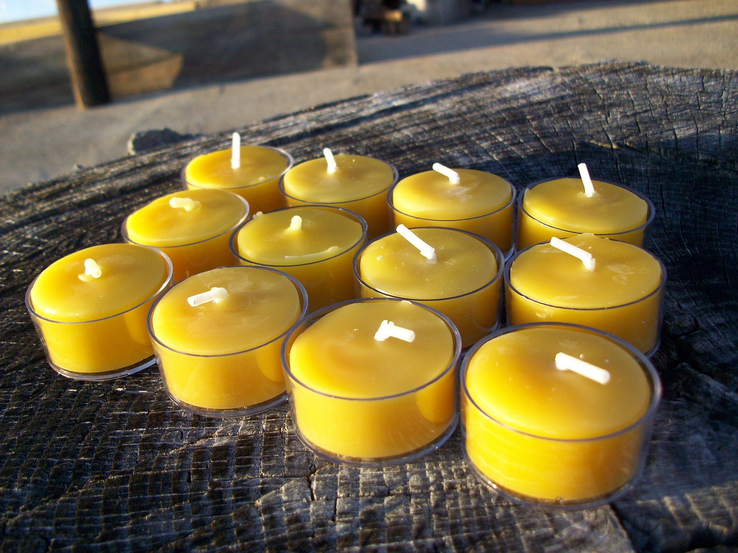  100 Tealight Beeswax Candles BULK 100% Natural Handcrafted in  USA/Aluminum Cup Tea Lights/Wedding/Event/Party/Holiday/Clean Burning  Emergency Candle/Unscented/Allergy Friendly/Natural Honey Aroma : Home &  Kitchen