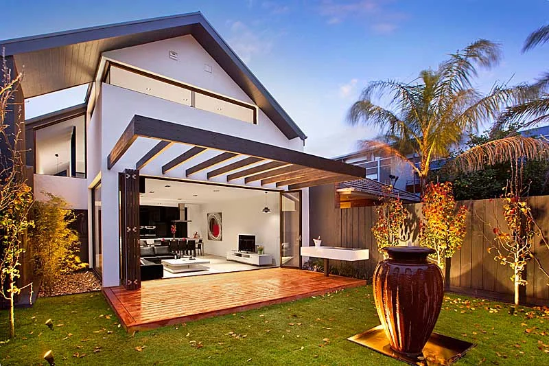 contemporary rear yard design